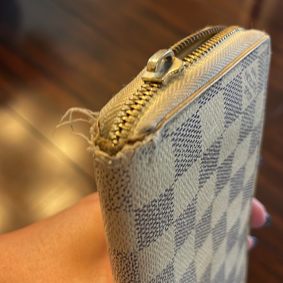 💎AUTHENTIC💎 LV DAMIER AZUR ACCORDION WALLET (NO ZIPPER PULL, COIN STAIN INT) - Picture 14 of 16